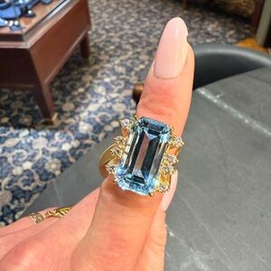 35 carat Blue Topaz /18 karat gold Vintage cocktail ring 😍